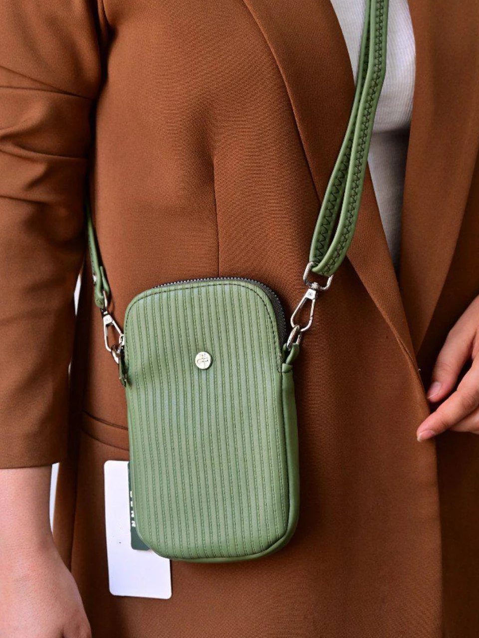 کیف پاسپورتی 4731 و 4832 جا موبایلی ایستاده