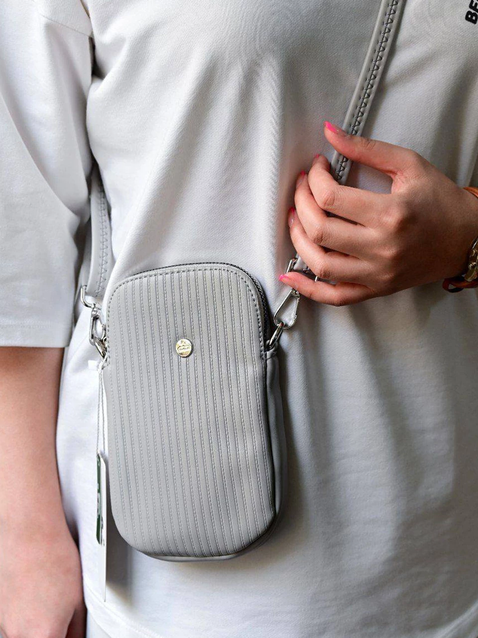 کیف پاسپورتی 4731 و 4832 جا موبایلی ایستاده