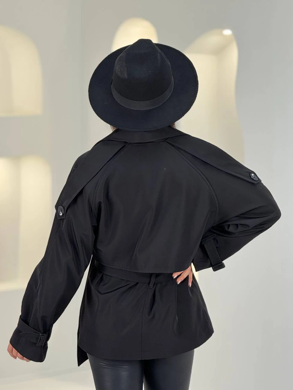 بارانی زنانه میدی سانتانا سه‌دکمه دو شنل مشکی کد 71260